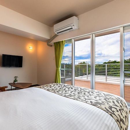 Mr Kinjo 万座ビーチ前 Aparthotel Onna Kültér fotó