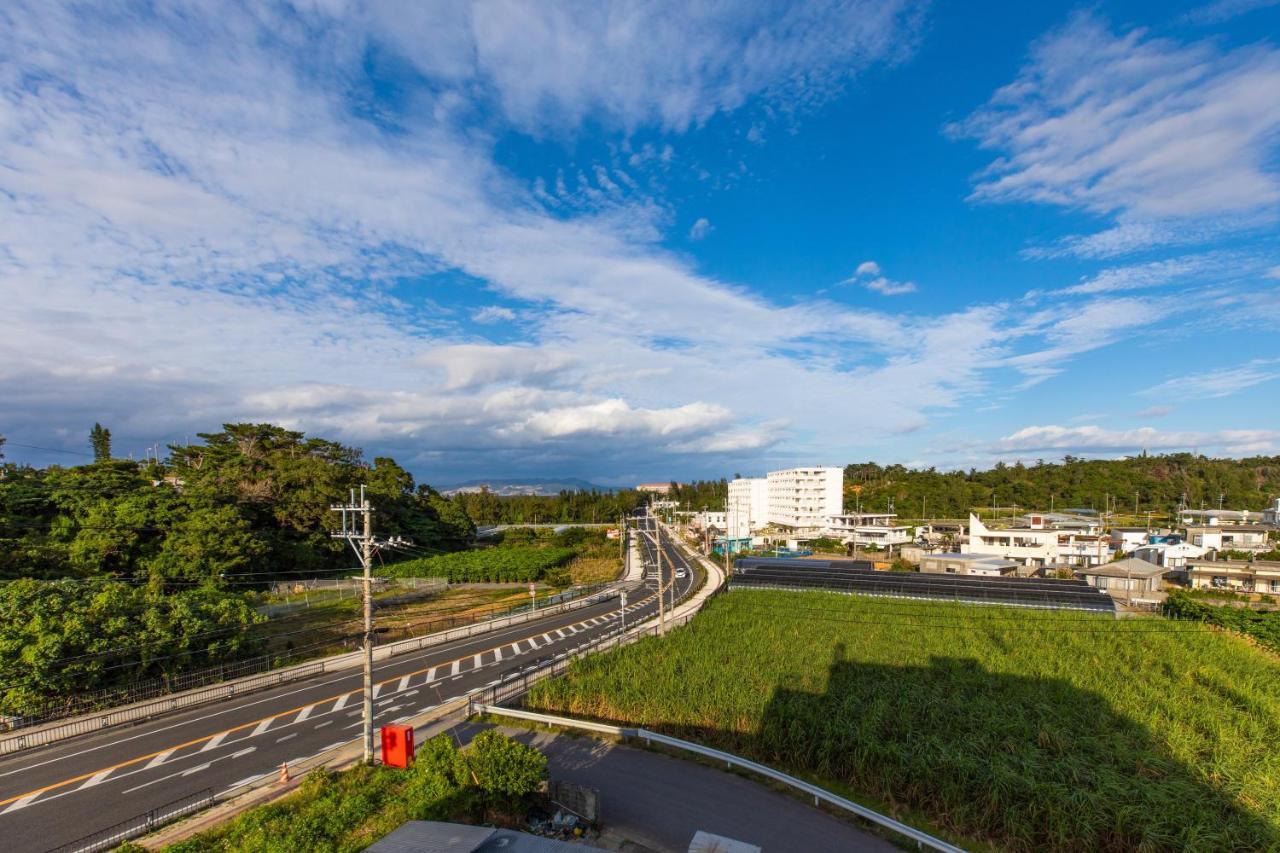 Mr Kinjo 万座ビーチ前 Aparthotel Onna Kültér fotó